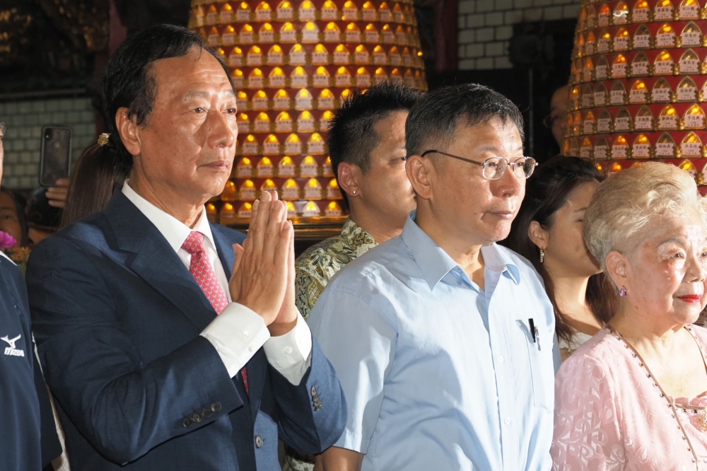 總統候選人開放連署登記倒數2天，鴻海創辦人郭台銘、台北市長柯文哲11日一早在新竹再度合體參拜。（張家銘攝）