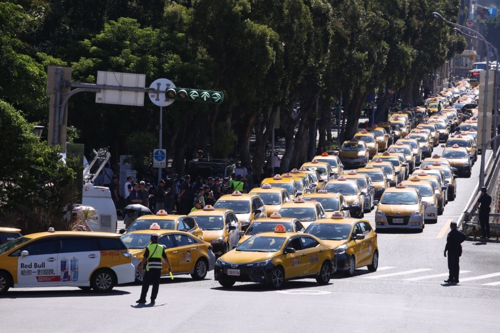 交通部宣布延期《汽車運輸業管理規則》第103-1條，11日3千輛計程車業者包圍行政院表達對交通部的不滿。（王傳豪攝）