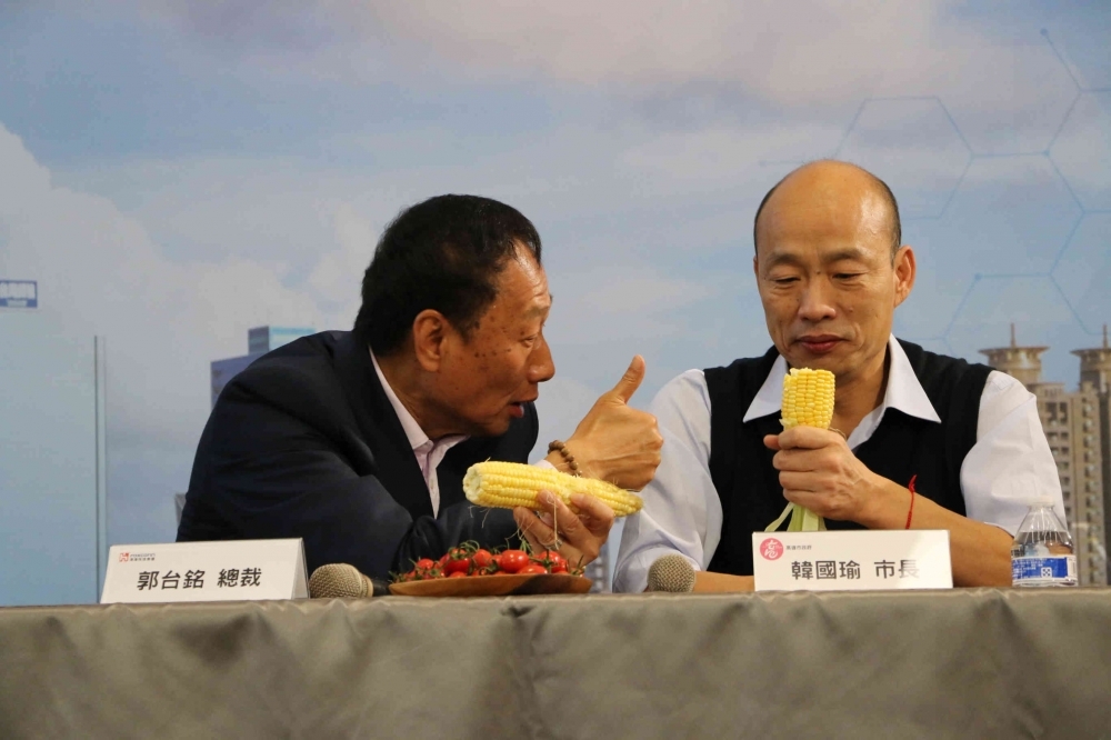 郭台銘（左）上午宣布退出國民黨，韓國瑜競選辦公室表示，對於郭做出這樣的決定，深感遺憾和失望。（高雄市政府提供）