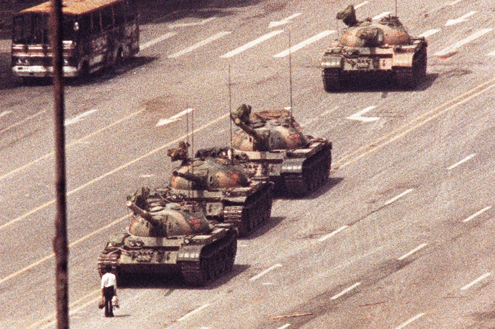 1989年天安門事件發生時，美國攝影師柯爾（Charlie Cole）站在陽台下拍了經典的照片「坦克人」（Tank man）。（資料照片／美聯社）