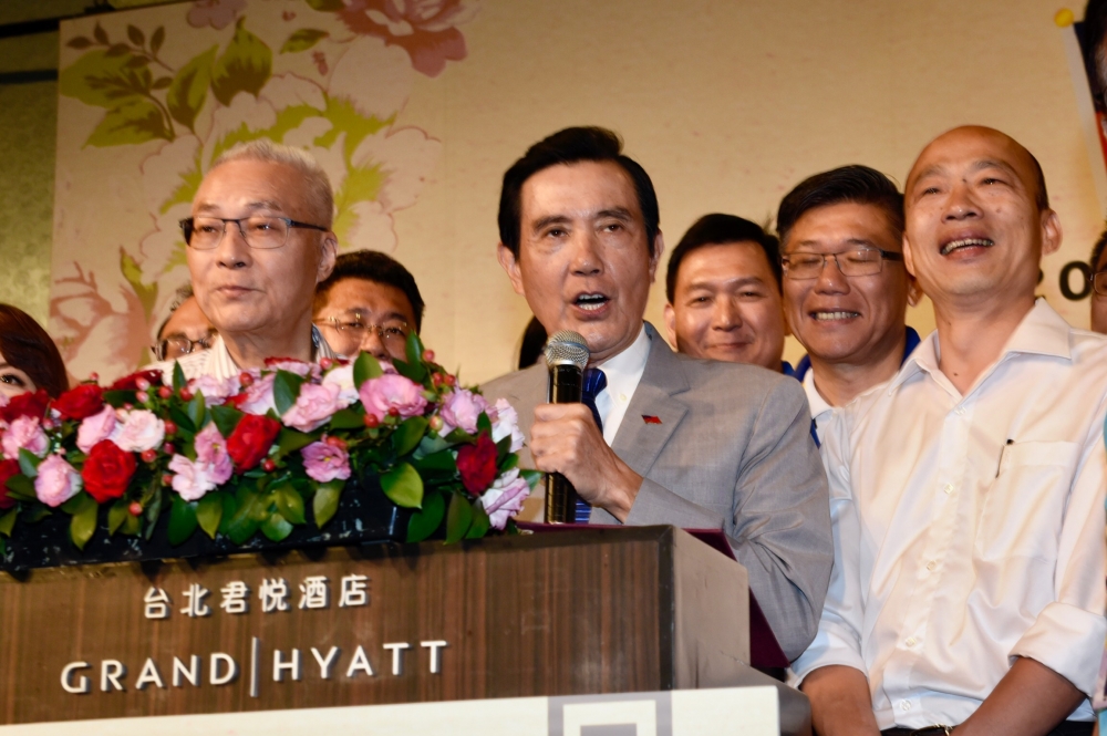 針對鴻海創辦人郭台銘退黨，黨主席吳敦義（左）表示，希望還能再溝通，盡最後努力「以和為貴」，若確定就勇於面對。（張哲偉攝）