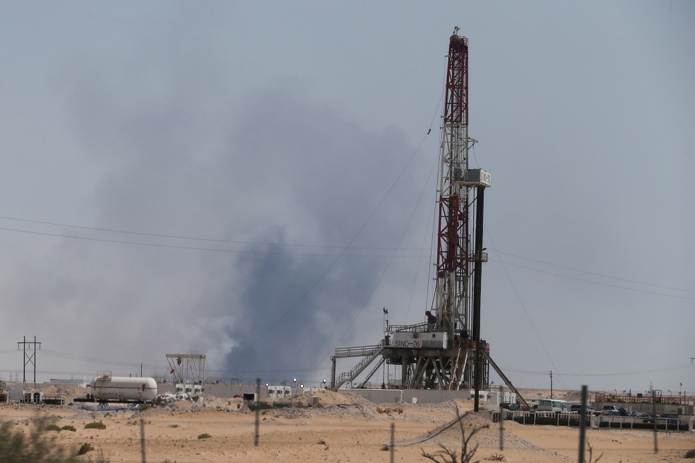 沙烏地阿拉伯國家石油公司14日遭不明「無人攻擊機隊」轟炸，中油表示，關於未來油價是否調漲，一切仍待觀察。（路透社）