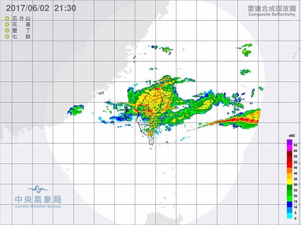 2日受西南氣流影響降下豪雨，北台灣各地豪雨成災，雨勢往中南部移動，氣象局提醒民眾留意。（翻攝自中央氣象局）