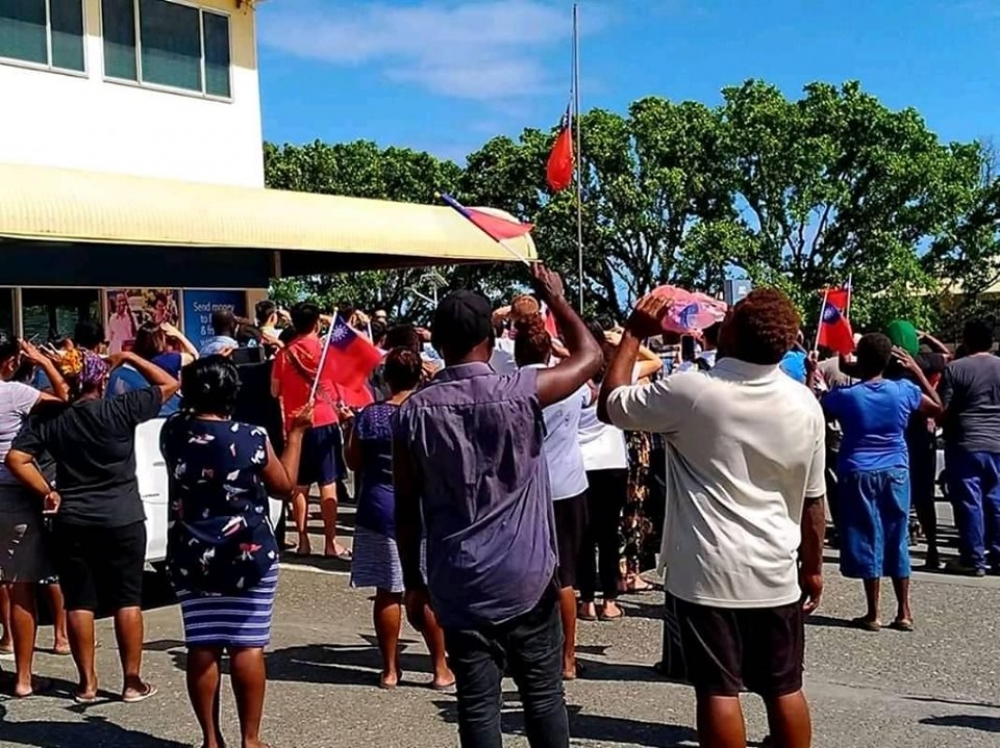 駐索大使館於台灣時間上午9時降旗。（取自Youths Online Campaign – For Change Solomon Islands臉書）