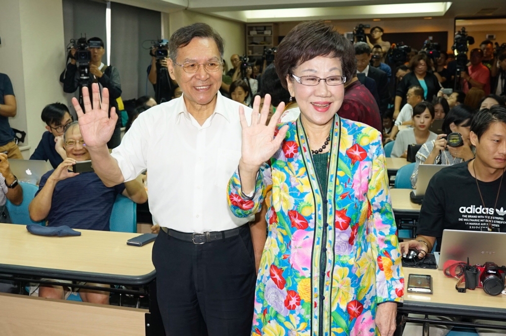 喜樂島聯盟17日舉辦記者會，宣布前副總統呂秀蓮參選2020年總統（右），副手為前南投縣長彭百顯（左）。（李景濤攝）