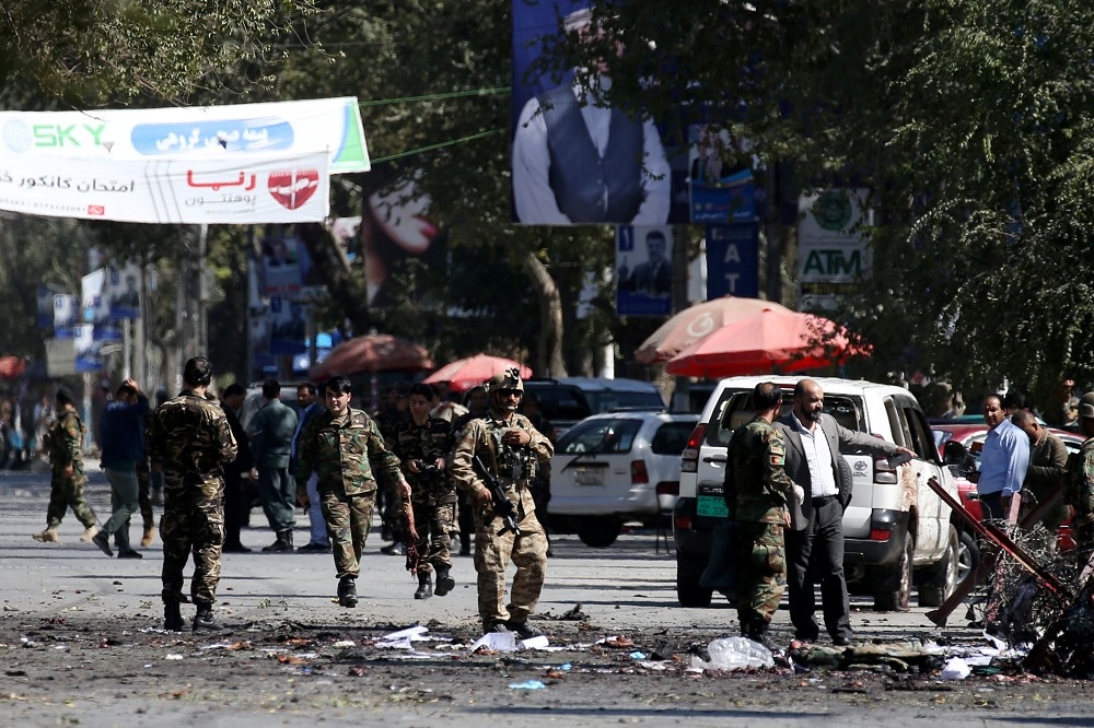 阿富汗警方抵達爆炸現場。（湯森路透）