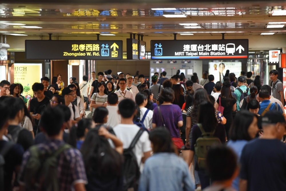 台北捷運證實目前正在研議票價調整方案，日後將改為「忠誠回饋」，讓搭乘次數愈多、消費金額愈高的旅客享有較多優惠。（資料照片／葉信菉攝）
