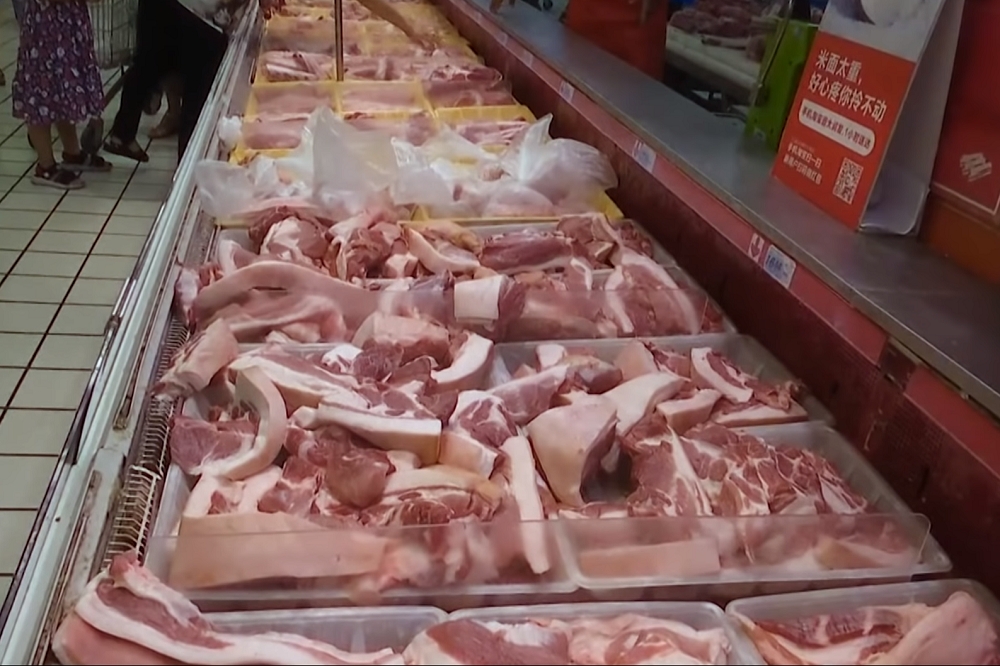 為因應豬肉價格受非洲豬瘟影響，中國將釋出1萬噸儲備冷凍豬肉穩定市場。（翻攝自YouTube）