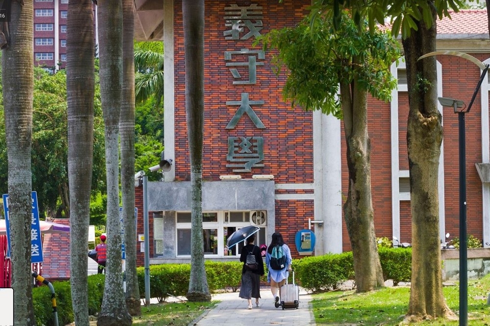 義守大學一名港生因在自己的宿舍門口張貼連儂牆聲援香港反送中，怎料卻引發中國留學生的不滿，不僅破壞連儂牆，還出手掐脖毆打港生。（取自google map）