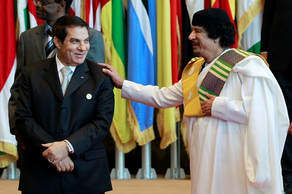 突尼西亞前總統班阿里（圖左）2010年與時任利比亞獨裁強人格達費（圖右）於歐洲-非洲高峰會。（湯森路透）