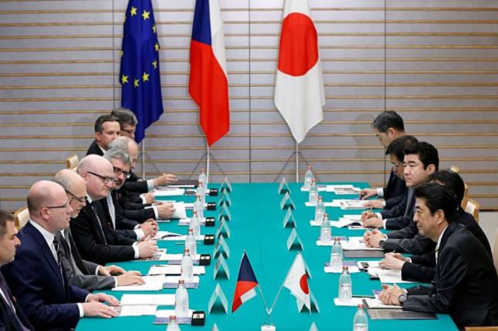 歐盟與日本的EPA談判進入最後階段。圖為日本首相安倍27日走訪捷克。（湯森路透）