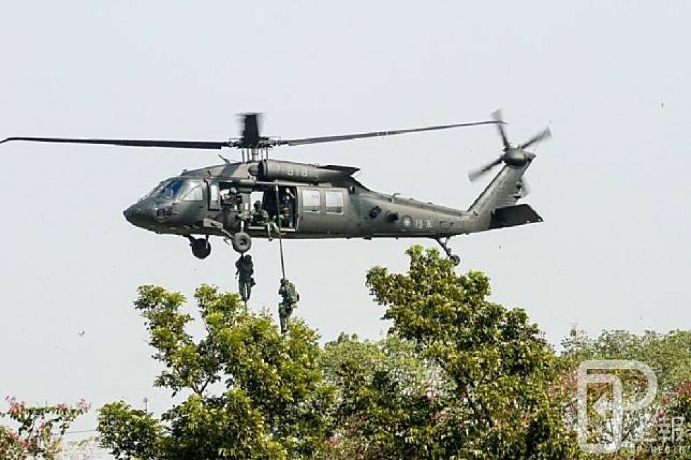 黑鷹直升機30日在台中港外海進行訓練時，疑似因繩索脫鉤 ，造成2名隊員落海。（資料照片）