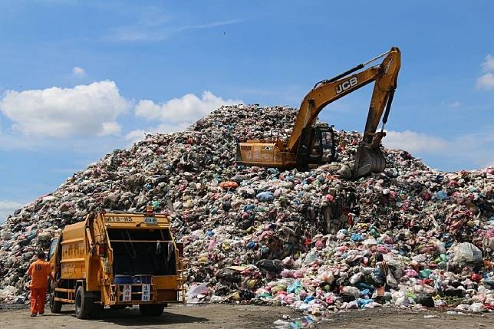 雲林爆發垃圾大戰，全縣堆積垃圾3萬噸以上，斗六是更囤積8千噸。（翻攝自謝淑亞臉書）