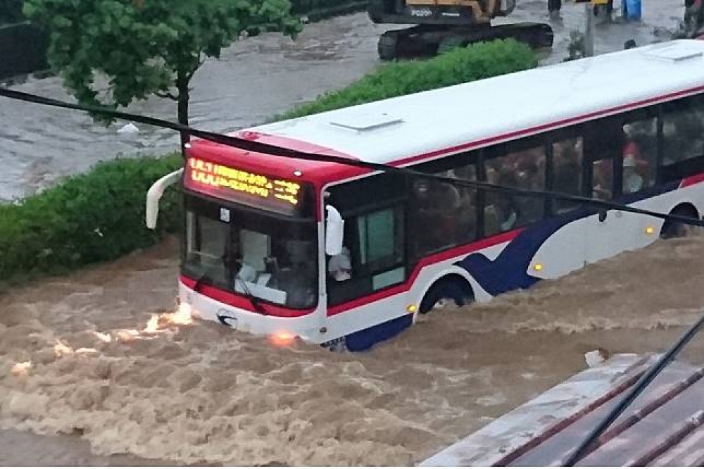 三芝區雨量已突破629.5毫米，達到「超大豪雨」等級。台二線淡金公路、淡水竹圍多處因淹水而封路「公車都開到進水了」。 （翻攝自阮厝住三芝 ，Tsaihung Chien提供）