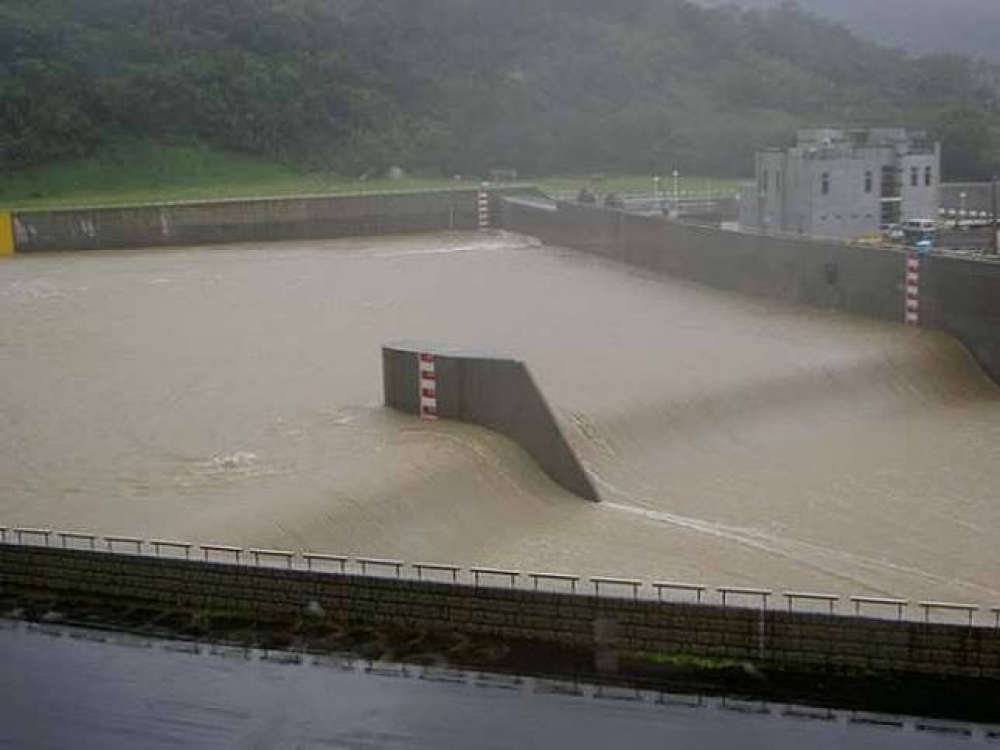 豪雨造成北部山區較大雨勢，基隆河上游河川水位高漲，截至12時31分員山子分洪道水位已超過63公尺，正式啟動分洪。(翻攝自水利署官網)