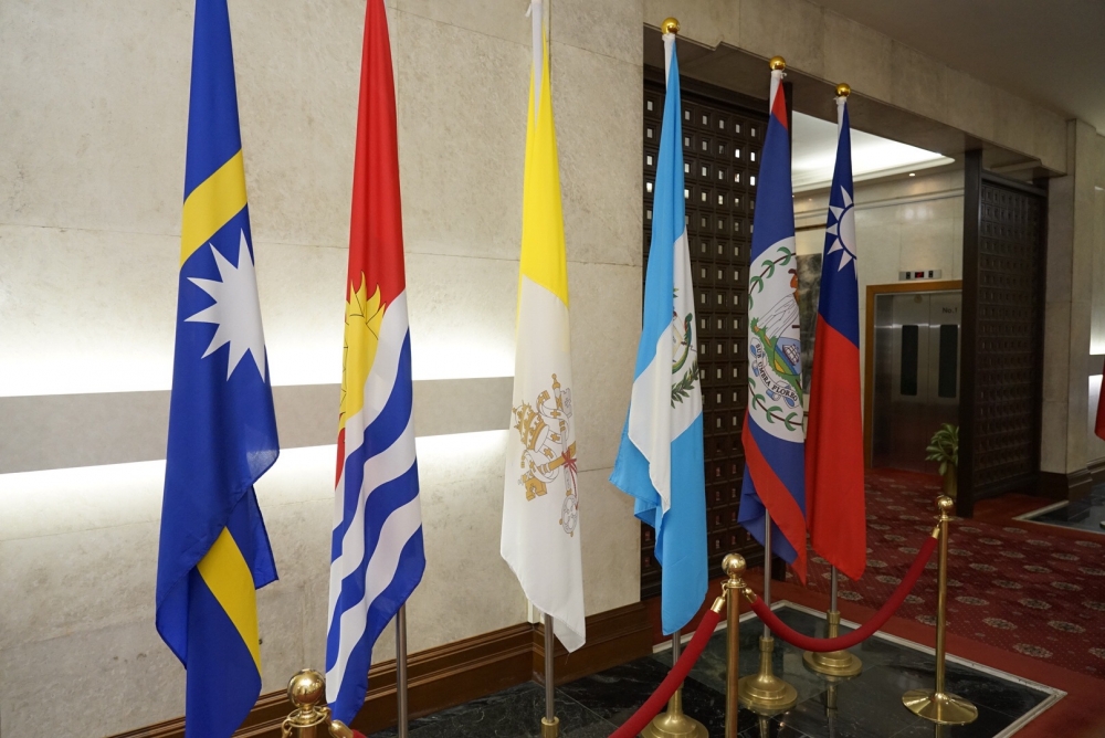 外交部20日宣布與太平洋島國吉里巴斯斷交，這也是蔡英文總統任內第7個斷交的友邦，目前友邦的數量只剩15國，左二為吉里巴斯國旗。（李景濤攝）