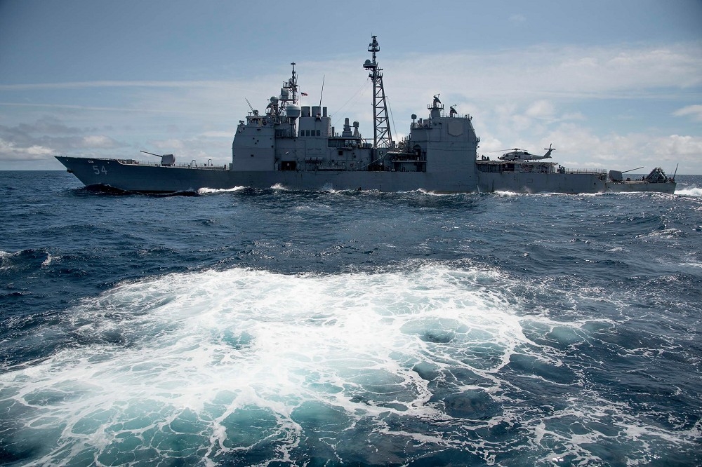 台灣一周內連失索羅門群島、吉里巴斯2邦交國，國防部20日證實，有一艘美軍作戰艦航經台灣海峽。圖為7月25日航經台海的安提坦號巡洋艦(CG 54)。（取自USS ANTIETAM (CG 54)臉書）