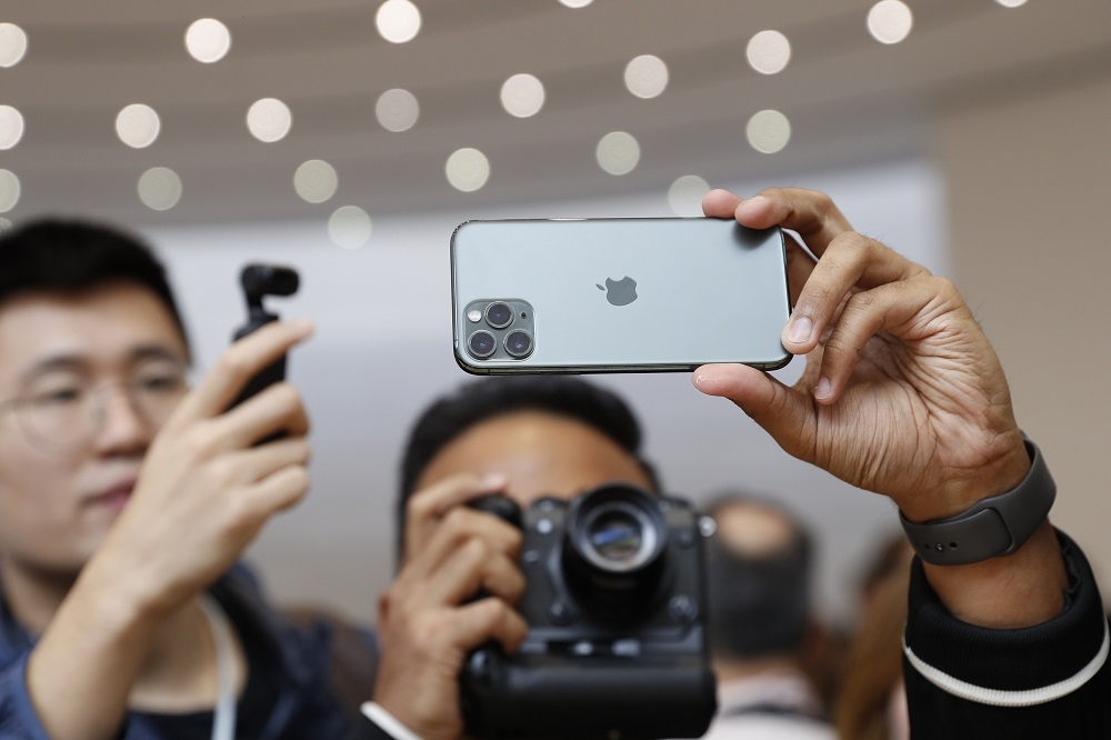 蘋果11日發表最新一代手機iPhone 11，圖為iPhone 11 Pro。（湯森路透）