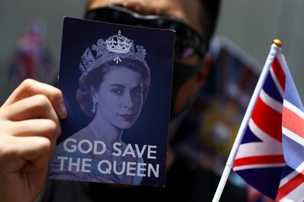 作為名義上統治英國67年的伊莉莎白二世，一生卻連情緒也不能輕易向公眾表達。（湯森路透）