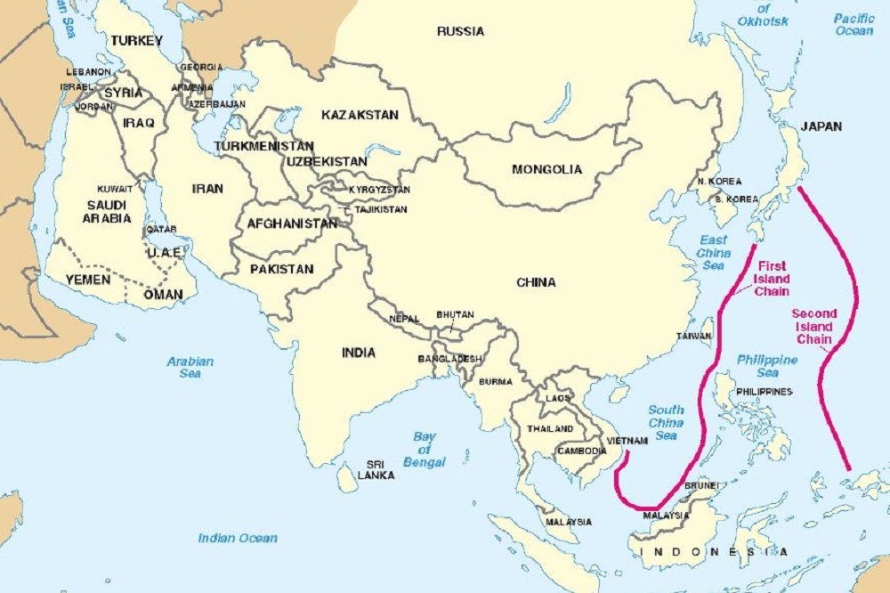 第一島鏈和第二島鏈的地理邊界線。（維基百科）