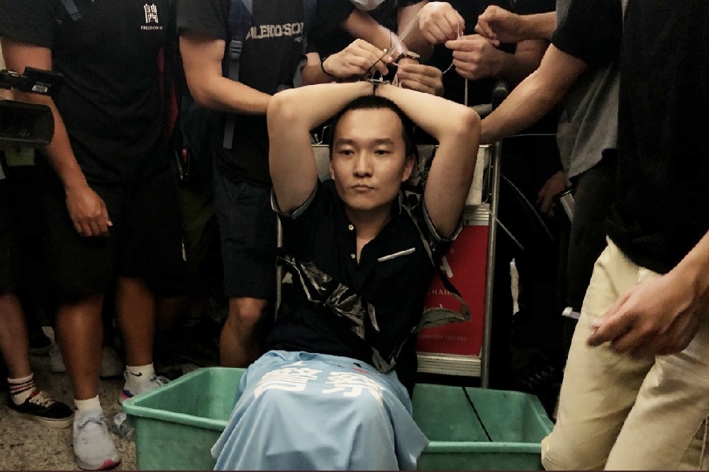 中國官媒《環球時報》旗下記者付國豪，8月在香港機場遭到毆打。（取自Global Times推特）