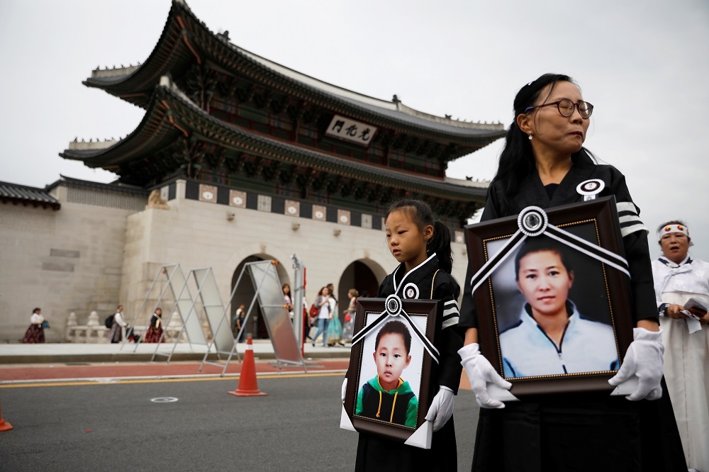 上百名韓國民眾21日上街哀悼脫北者之死，並要求總統文在寅重視脫北者的人權。（湯森路透）

