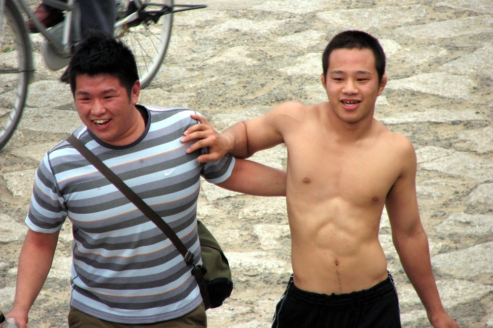 打赤膊的日本大學摔角選手（2006 © Chris Gladis , Drunk wrestlers 01 @ Flickr, CC BY-SA 2.0.）