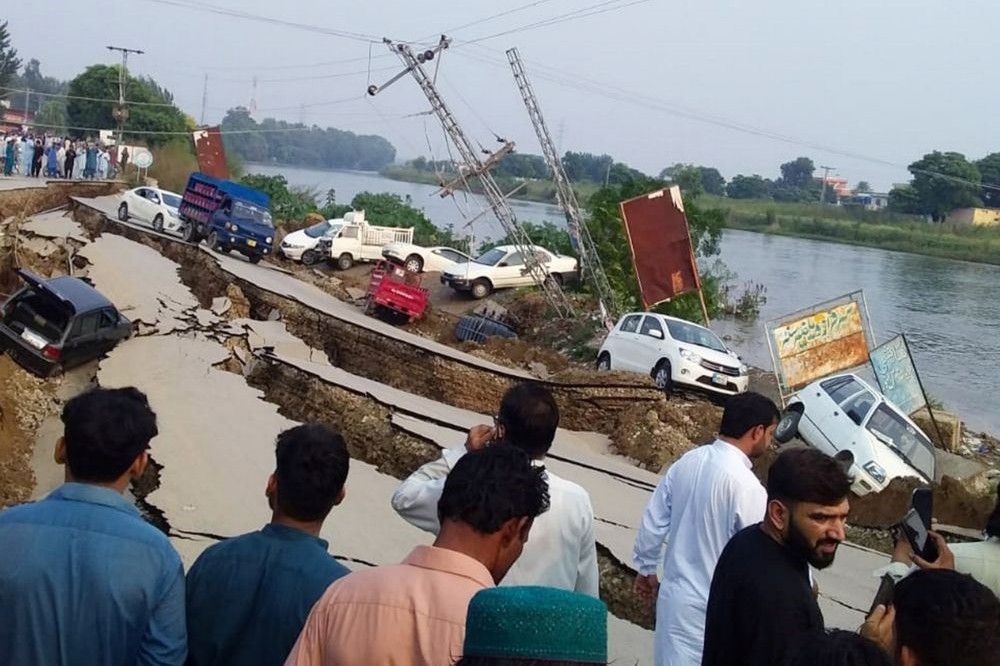 巴基斯坦密爾布爾（Mirpur）路面受24日的強震影響，滿目瘡痍。（湯森路透）