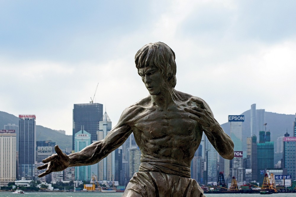 位於香港九龍尖沙咀星光大道的李小龍雕像。（湯森路透）
