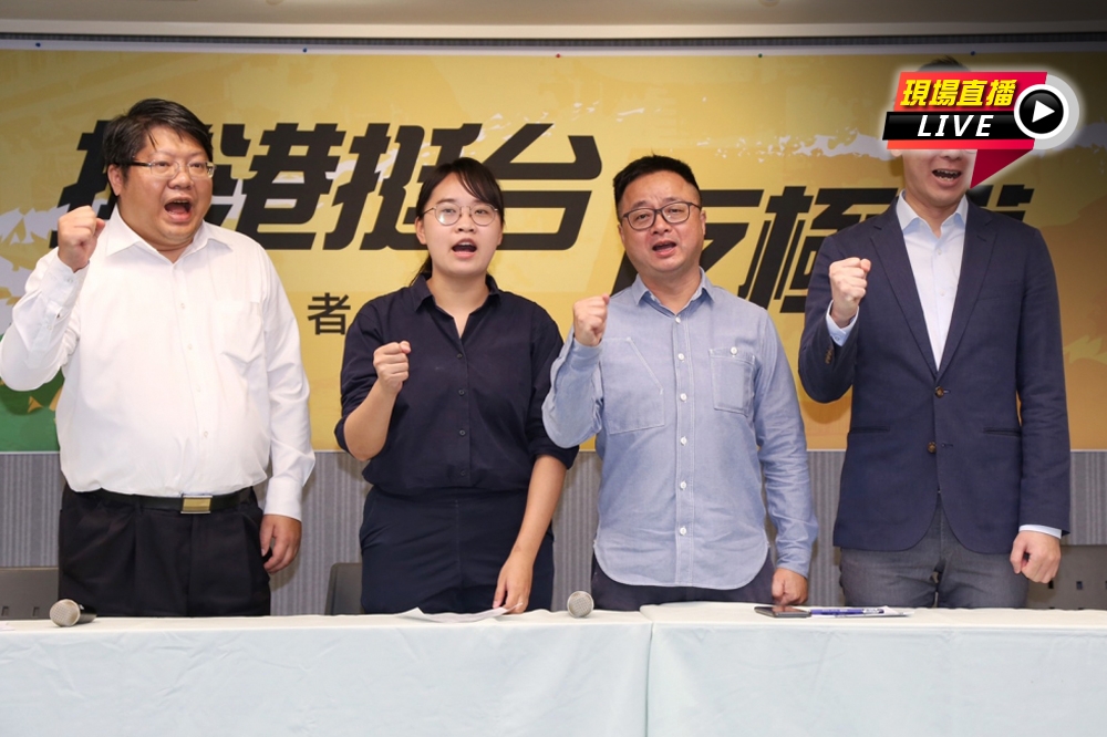 左起賴中強（台灣公民陣線發起人）、吳奕柔 （台灣青年民主協會）、羅文嘉、林飛帆（王傳豪攝）