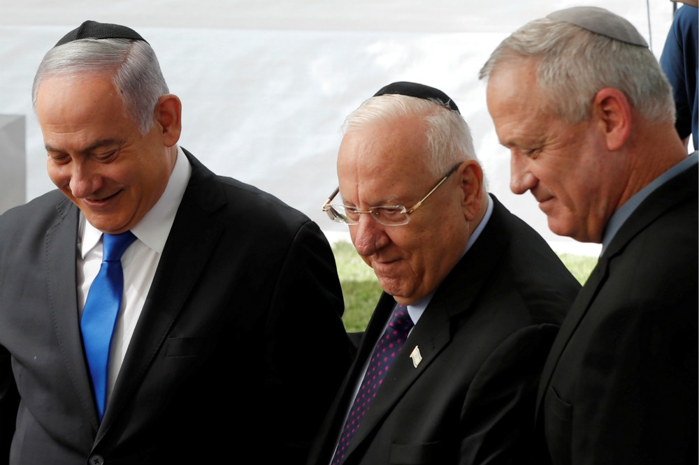 以色列總統李佛林（中央）介入調解，與兩大黨領袖納坦雅胡（左）和甘茨（右）協議組閣之事。（湯森路透）