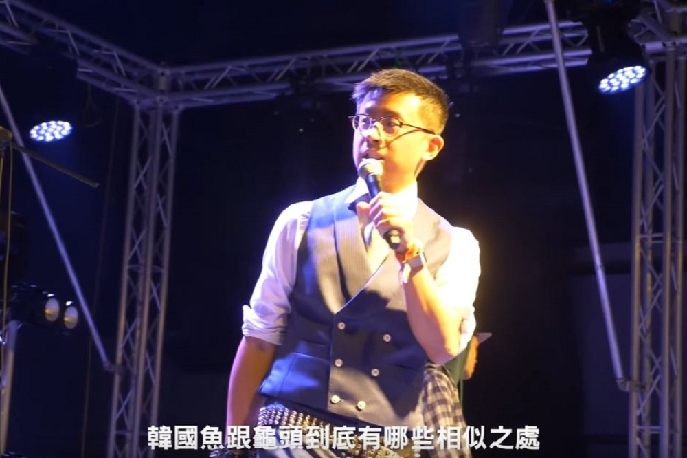台北市議員邱威傑（呱吉）在大港開唱嘲諷韓國瑜像「龜頭」的影片被翻出，韓表示沒看到，內容竟這麼粗俗。（取自呱吉youtube）