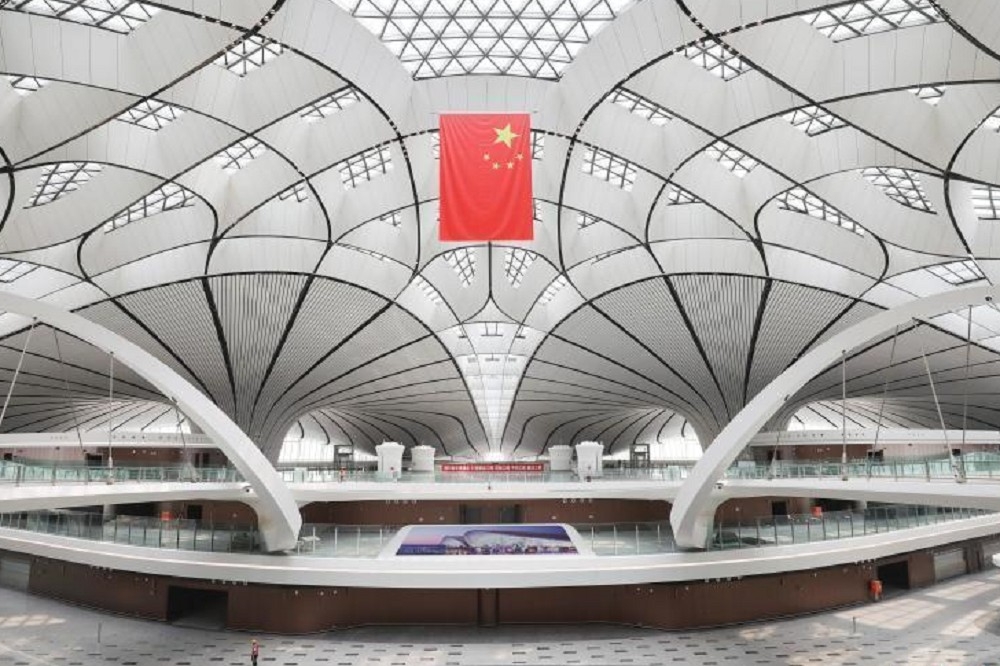 因為北京大興機場有效率的建設成果，讓共產黨統治菁英非常自豪自己的能力，自信自己的制度勝過美國。（中新社）