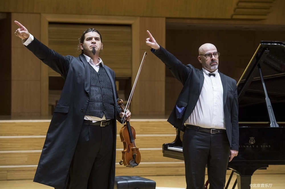 義大利二重奏組合「Duo Baldo爆肚二人組」：小提琴家布萊德·拉普（左）、鋼琴家艾爾多·堅提列奇（圖片取自上善藝術 x 若水藝術臉書）