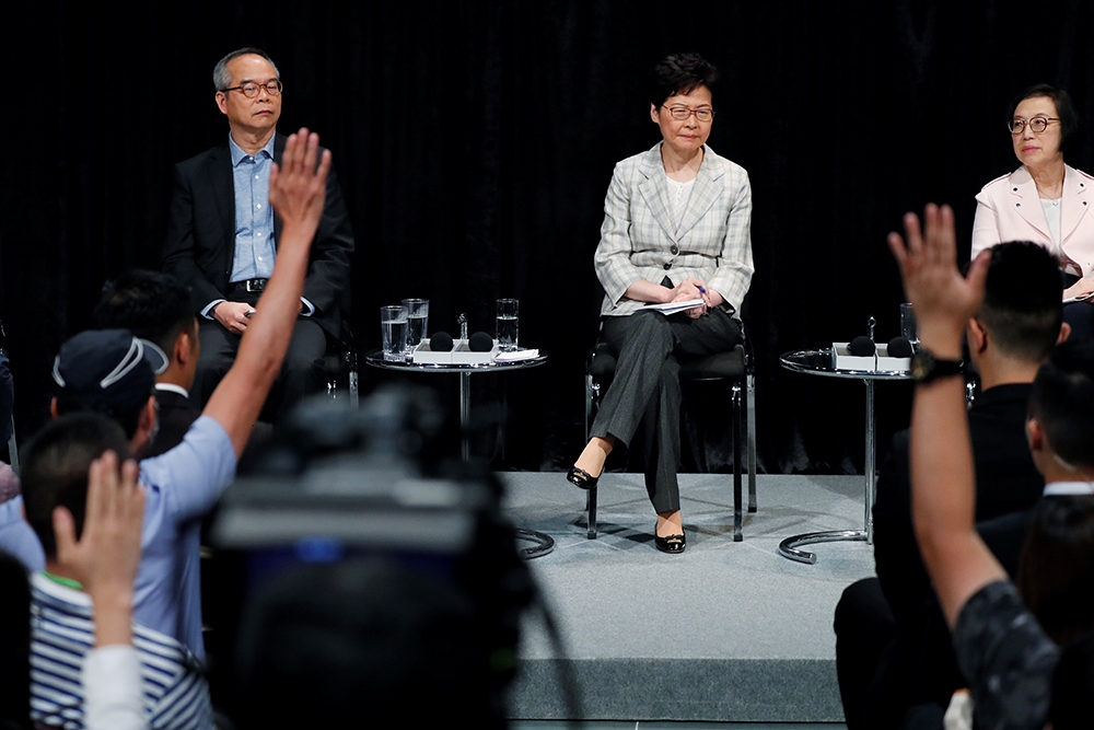 香港行政長官林鄭月娥（中）出席首場「社區對話」。（湯森路透）