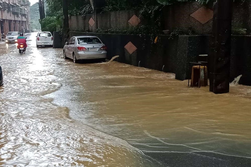 基隆市中山區中和路27日下午傳出積水災情。（取自「基隆人」臉書社團）