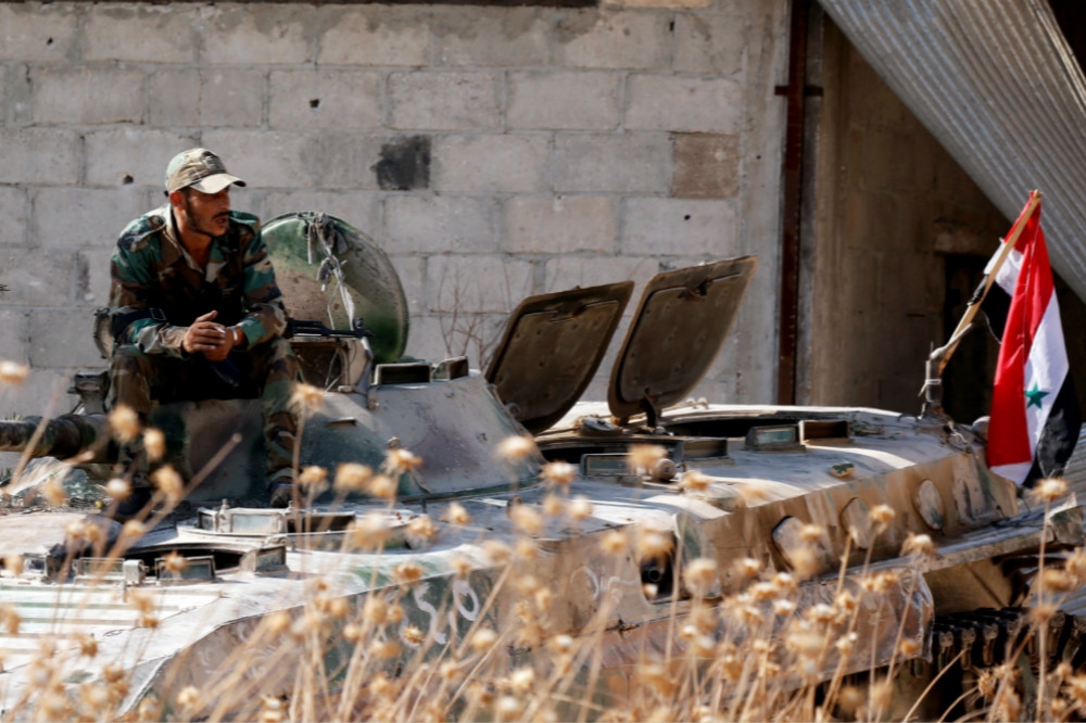 一名敘利亞政府軍士兵正在休息。（湯森路透）