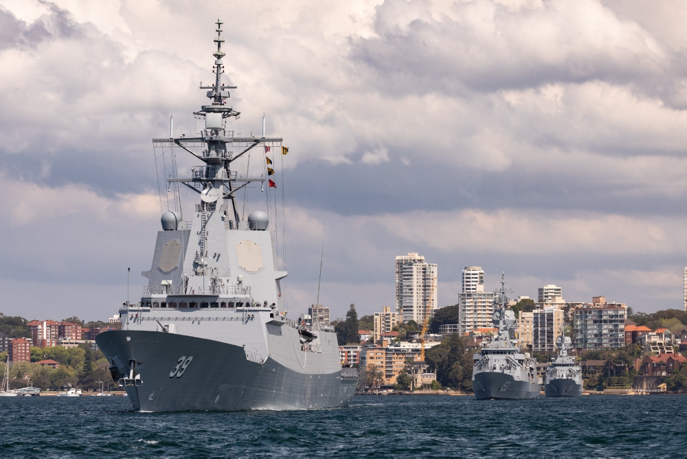 澳洲現役神盾艦「霍巴特號」（左）率多艘軍艦，展開4個月海外訪問行程。（圖片取自澳洲海軍）