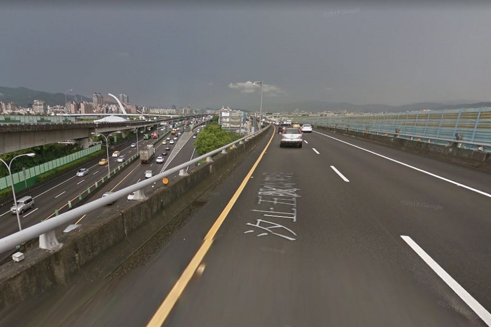 交通部高速公路局29日宣布預防措施，將針對7處國道高架路段，依颱風平均風速，啟動強風管制。圖為國道1號汐止五股高架段路段。（取自GOOGLEMAP）