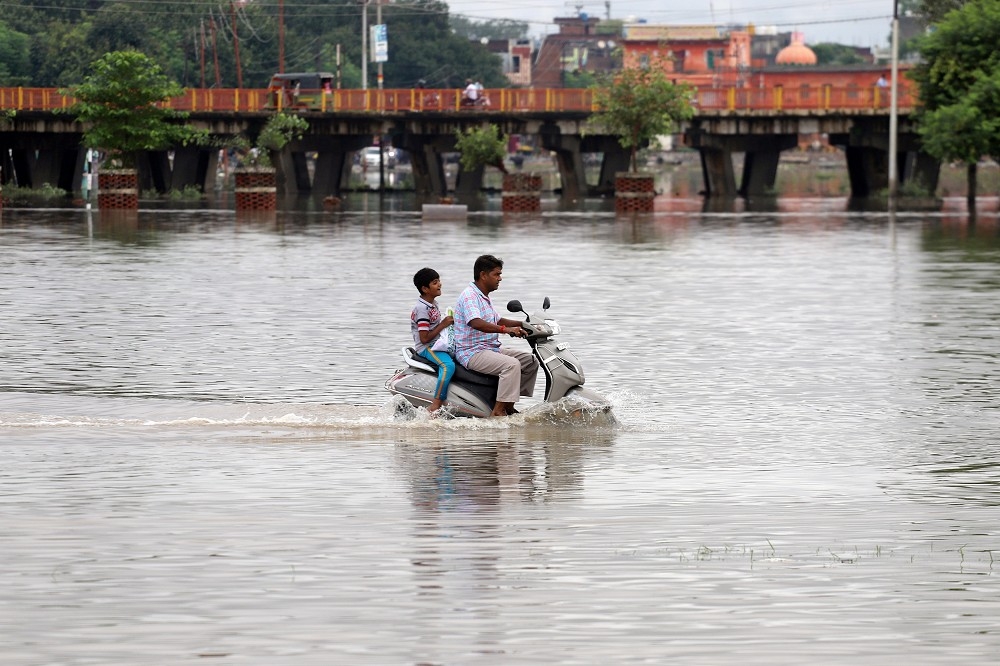 印度雨季帶來的暴雨已導致超過120死。（湯森路透）
