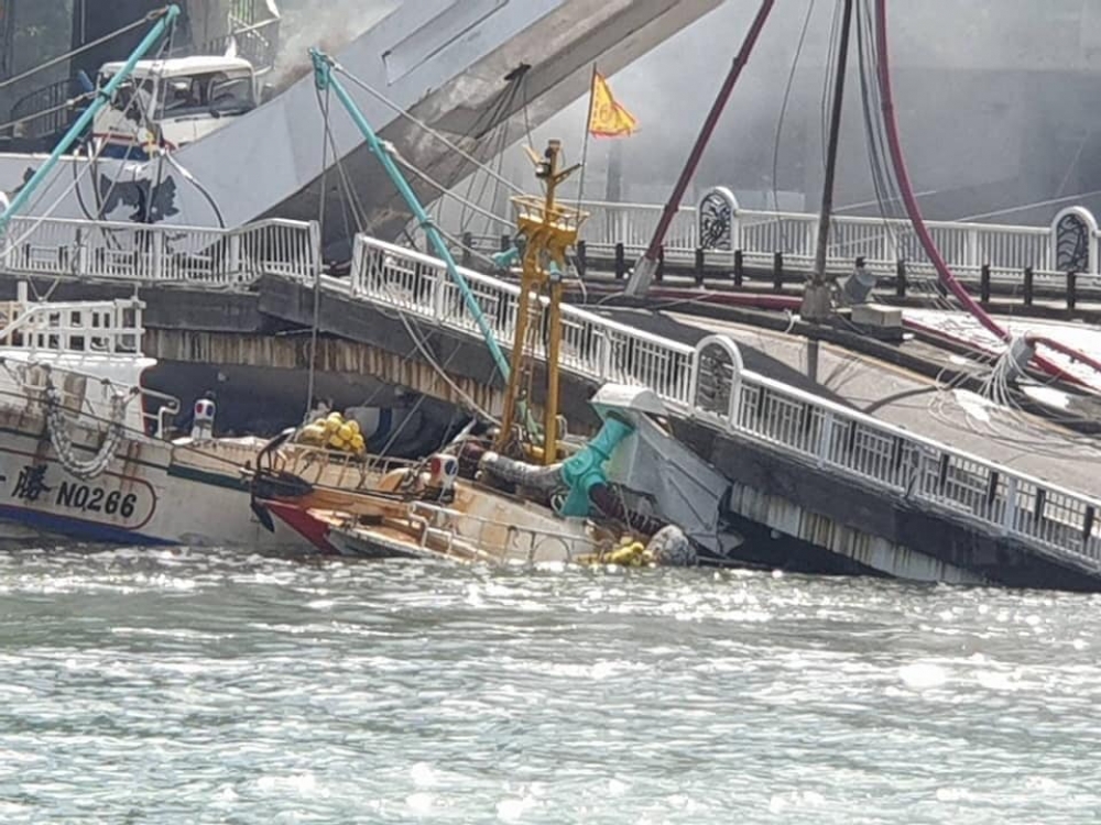 南方澳跨海大橋突傳倒塌，壓了3艘漁船，並且有1輛油罐車起火。（取自張小寧臉書）