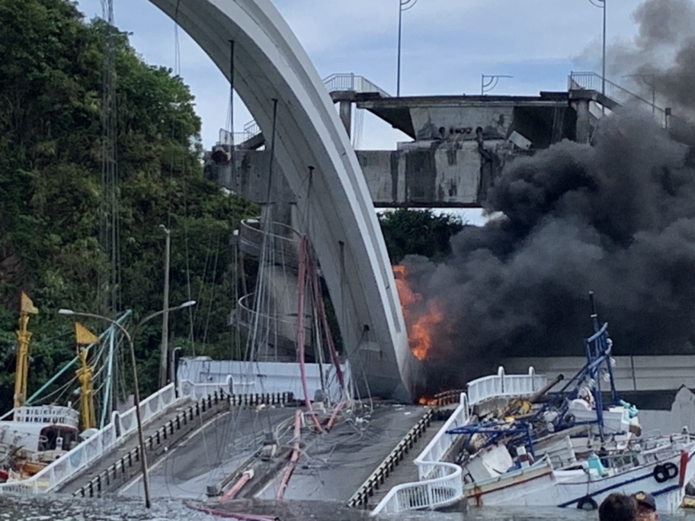 南方澳跨海大橋突傳倒塌，油罐車隨後起火。（消防局提供）