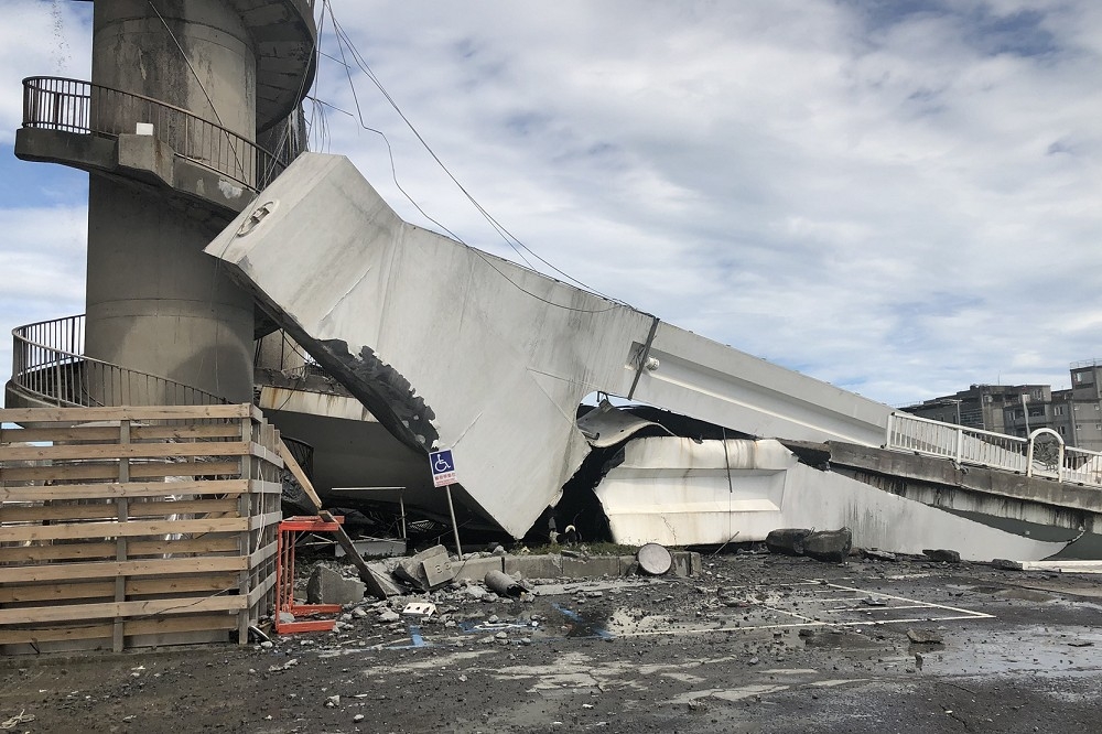 1日上午9點南方澳跨港大橋突傳倒塌，壓了3艘漁船、1輛油罐車起火。（讀者提供）