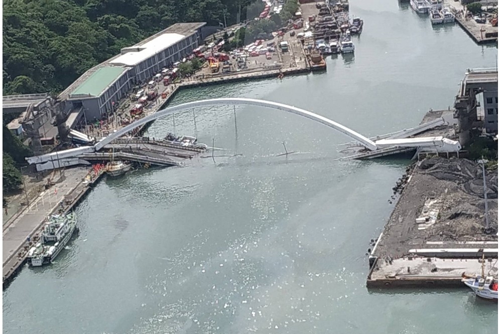 1日上午9點30分南方澳跨港大橋倒塌，造成停電2477戶，於10點48分全部復電完成。（消防署提供）