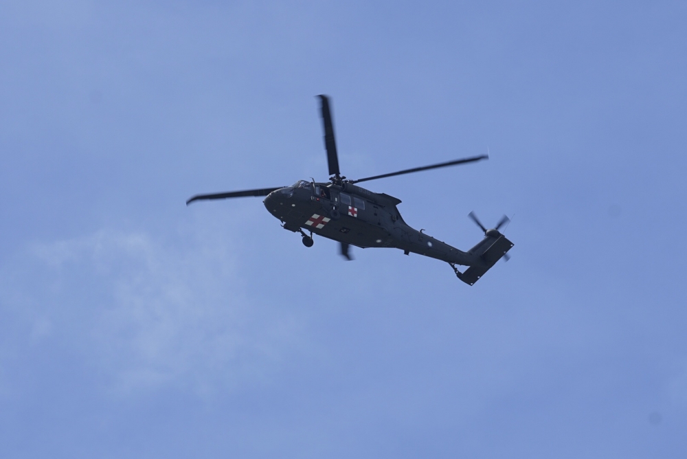 國防部出動黑鷹直升機到現場搜救。（李景濤攝）