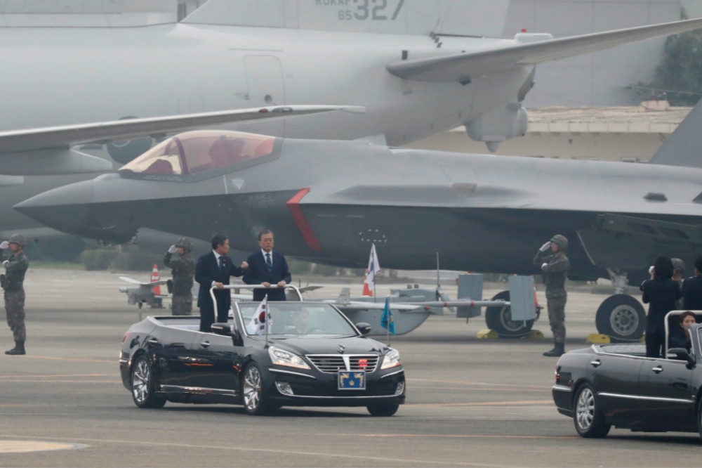 南韓總統文在寅親赴大邱主持軍隊節71週年，首度公開展現F-35A戰機。（湯森路透）