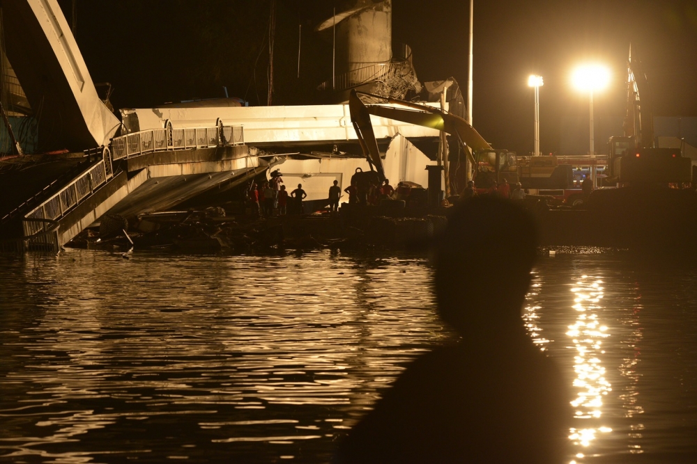 宜蘭南方澳跨港大橋1日上午突然崩塌，下午4時已拖出漁船「新臺勝266號」。（李智為攝）
