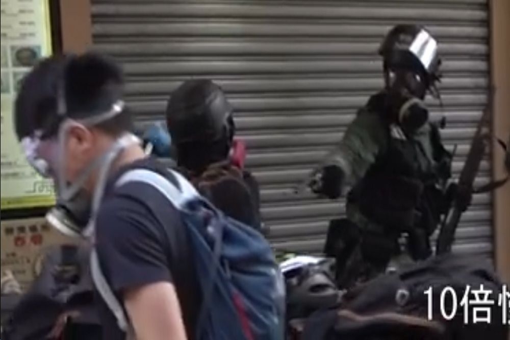 每次都是香港警察首先提升他們暴力的程度，從警棍到催淚彈﹑布袋彈﹑海綿彈到高壓水車，現在連真槍實彈也直接對人射擊了。（取自「行走的故事詩」臉書）
