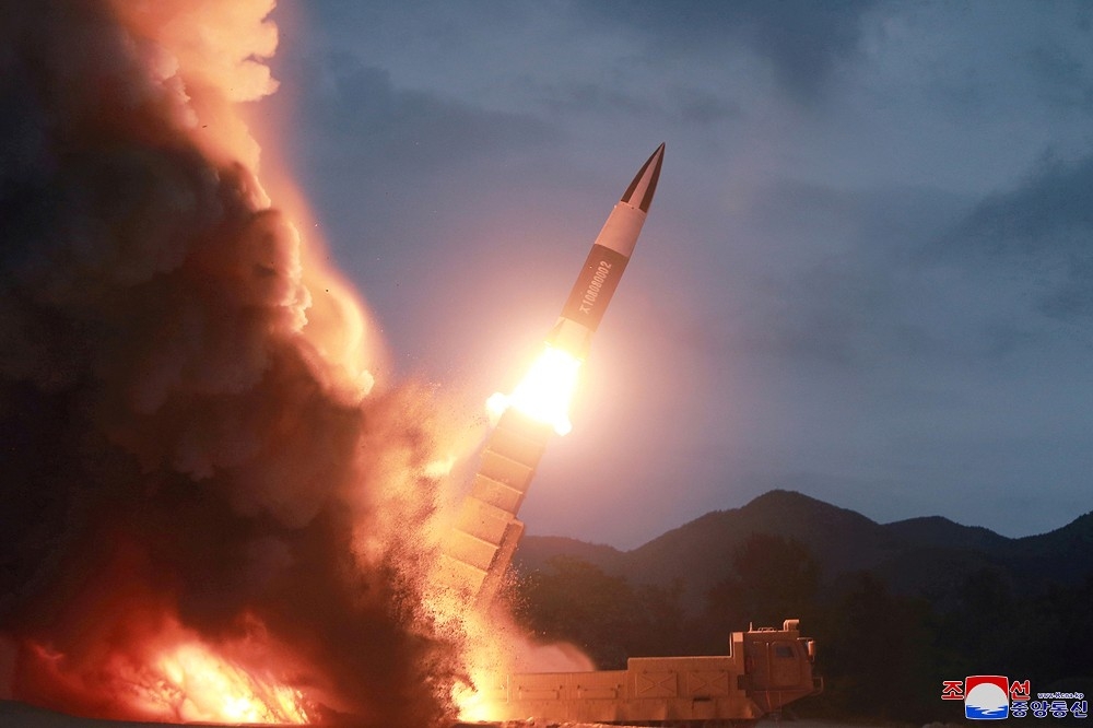 北韓2日早上發射飛行器，圖片為北韓8月11日發射飛彈。（湯森路透）