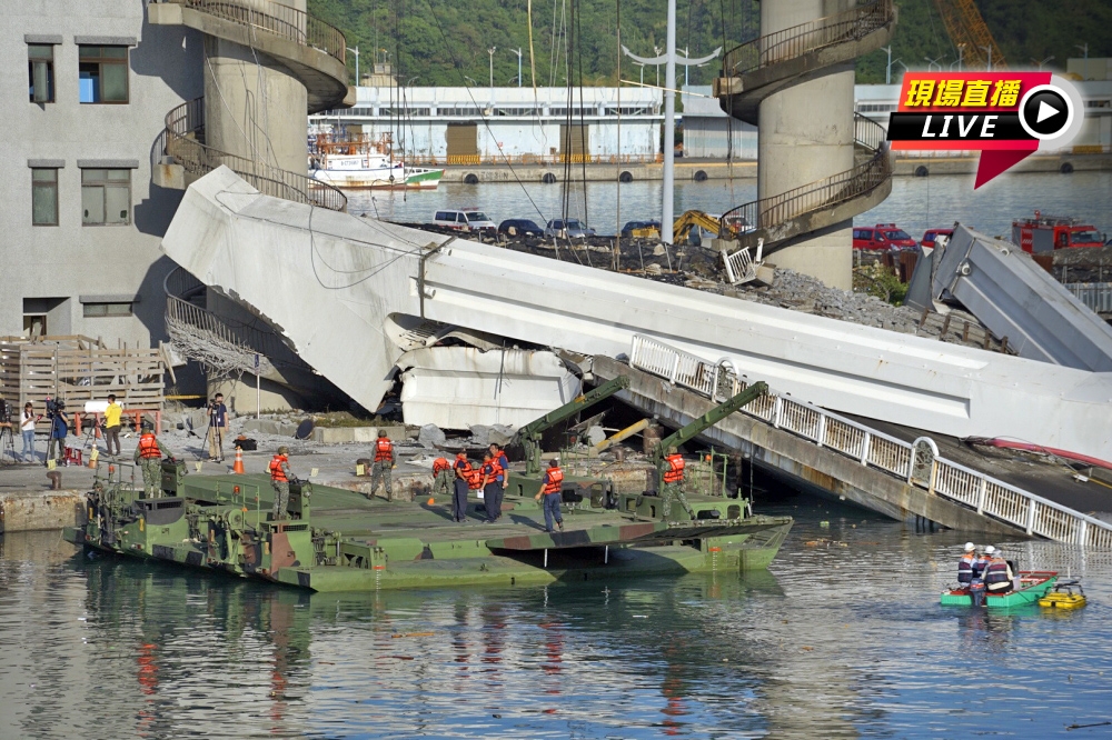 軍方浮門橋開始作業，搶救壓在水下的移工受害者。（李景濤攝）